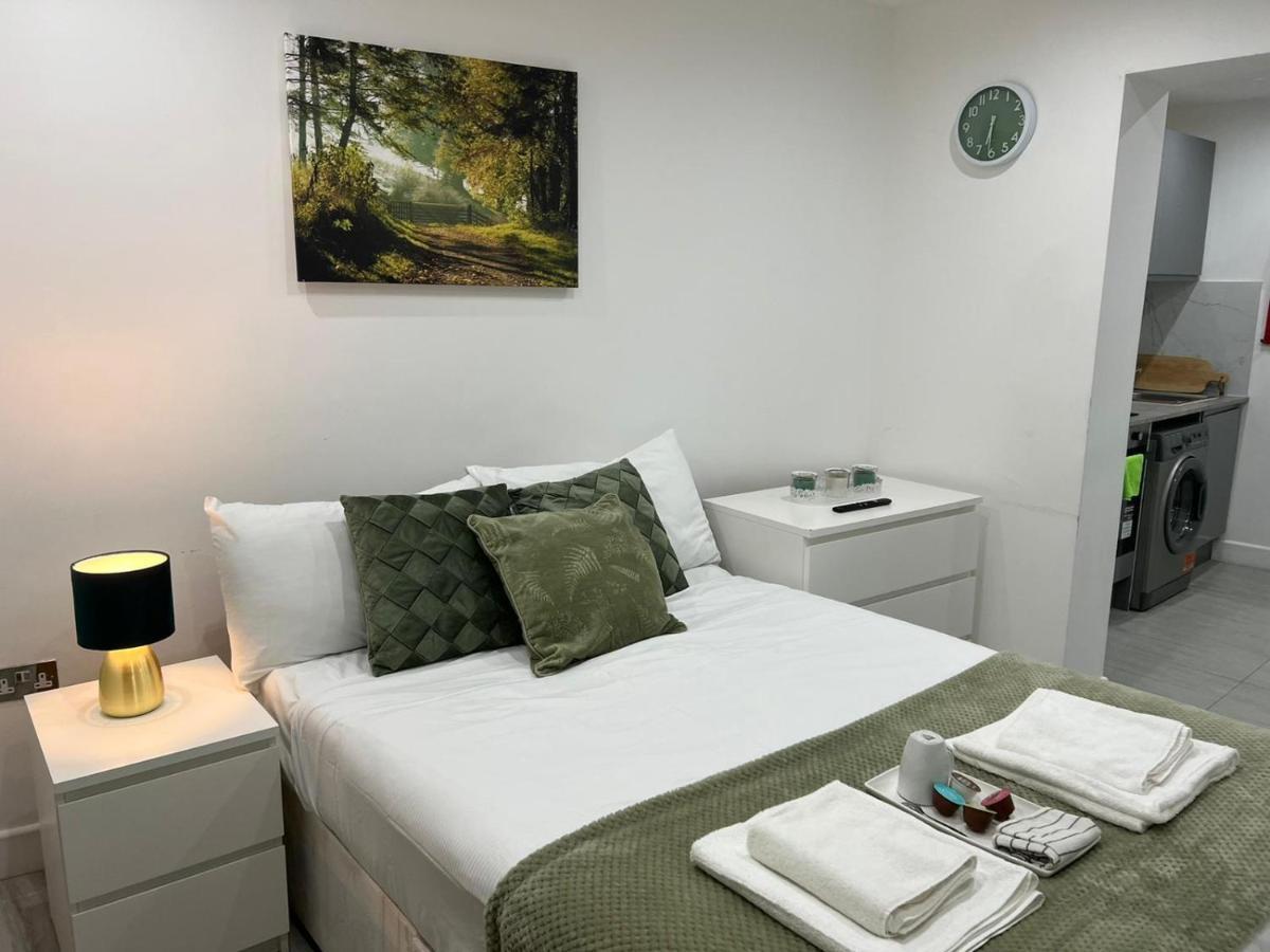 Central Harrow Cozy Apartment With Free Parking Harrow on the Hill Room photo