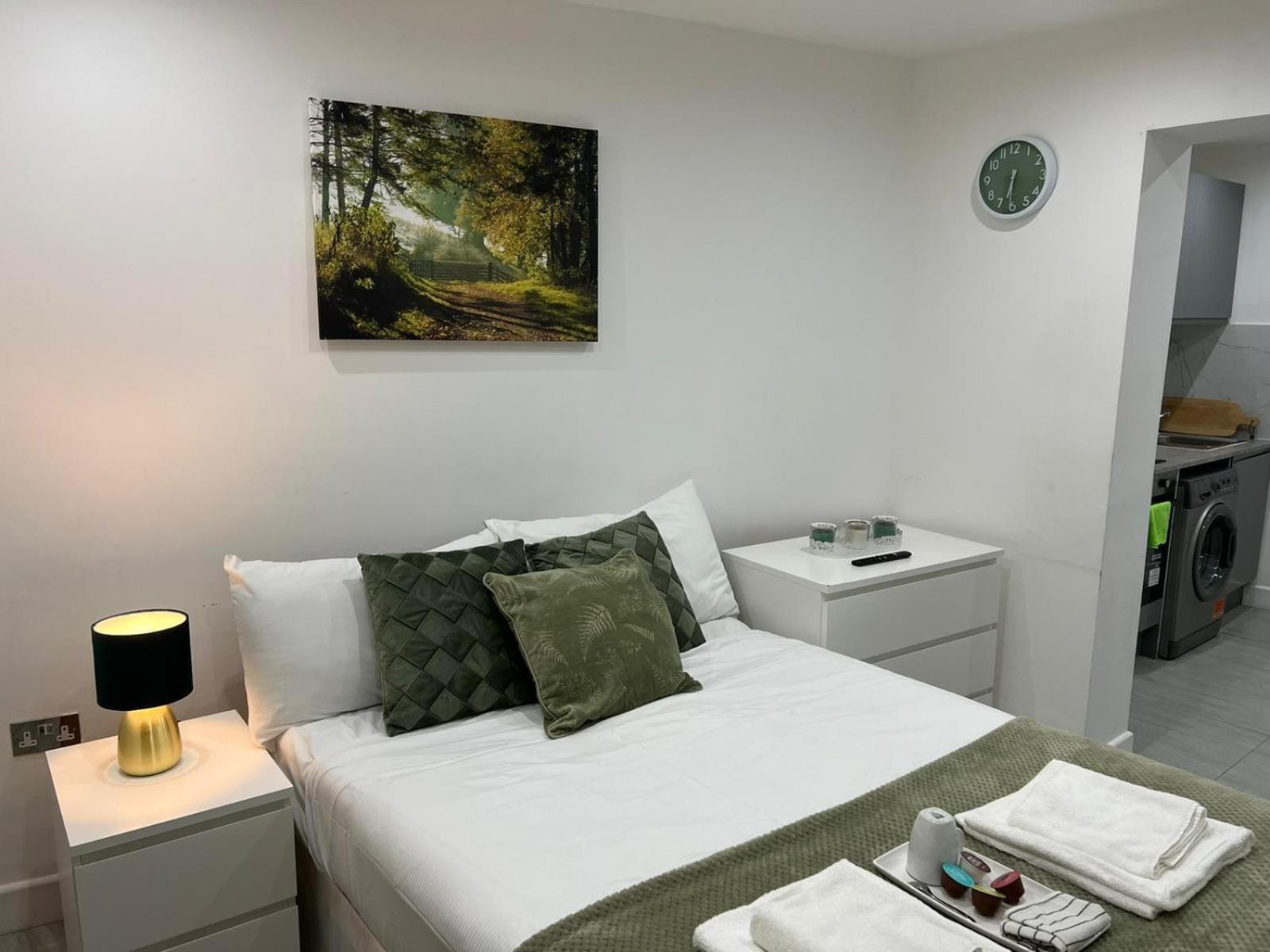 Central Harrow Cozy Apartment With Free Parking Harrow on the Hill Room photo